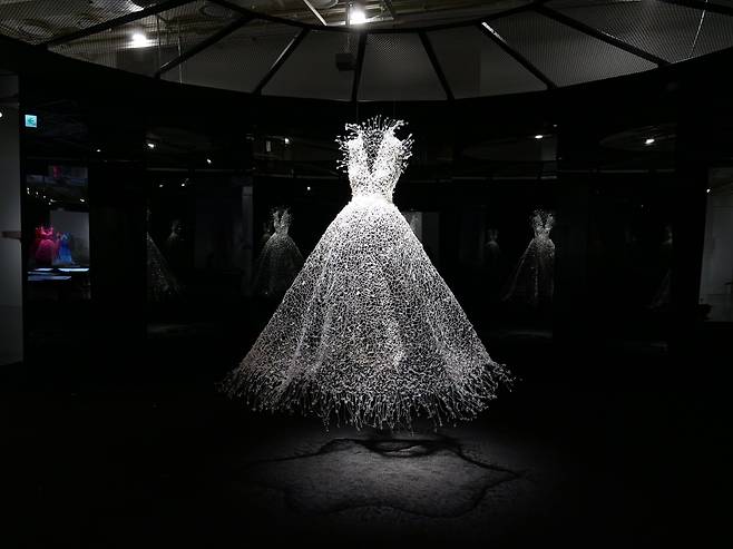 전시장 도입부에서 만나는 ‘백매(白梅)’ 드레스. /서울공예박물관