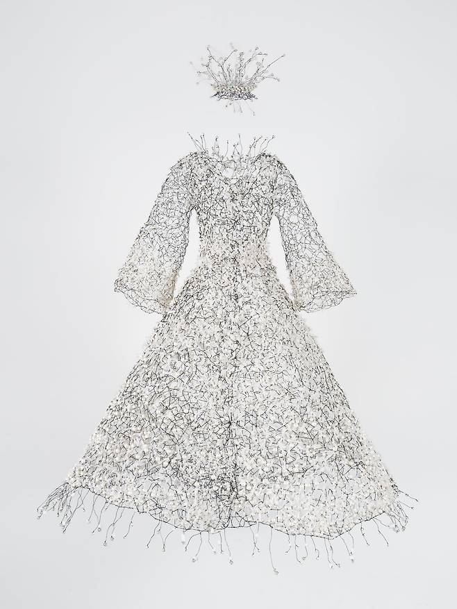 금기숙, '눈꽃요정 06'( 2018). 철사, 비즈, 직물, 스펀지. /서울공예박물관