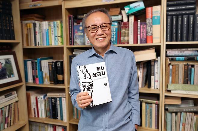 인문학자 김영문 박사가 경북 칠곡의 자택 서재에서 자신이 번역해 최근 발간된 ‘정사(正史) 삼국지’를 들어 보이고 있다. 진수의 정사와 배송지 주까지 완역한 책이다./김동환 기자