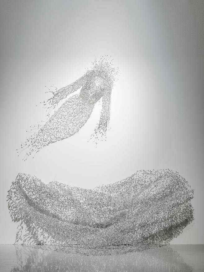 금기숙, '끌림 II'( 2025). 철사, 비즈, 호일. /서울공예박물관