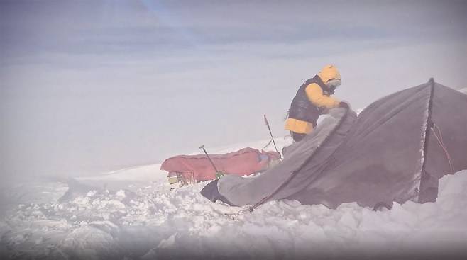 초속 10m 이상 풍속의 바람이 쉴 새 없이 불었다. 밤사이 날린 눈이 텐트 주변에 뒤덮여 있었다. 텐트를 접는 동안 바람에 날아갈까 봐 폴대를 빼서 바닥에 주저 앉혔다. /김영미 제공