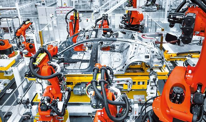 23일 중국 안후이성 허페이시에 있는 전기차 생산 공장 ‘마에스트로 수퍼 팩토리’에서 로봇들이 자동차를 조립하고 있다. 마에스트로 수퍼 팩토리는 중국 전기차 업체 JAC와 화웨이가 협력해 2024년 말 문을 연 첨단 공장이다. 생산 전(全) 과정에 로봇과 인공지능(AI)을 적용했다./신화 연합뉴스