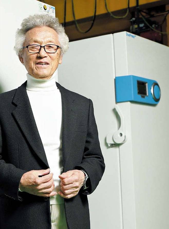 대한과학의 초저온 냉동고 앞에 선 서정구 회장. /장경식 기자