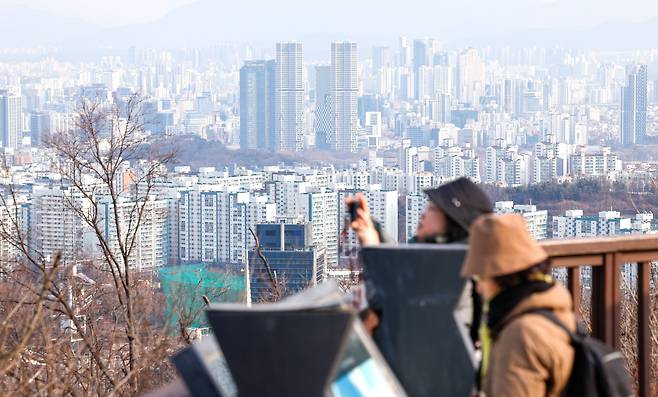 정부가 주택 세제 개편을 시작하자 제일 먼저 다주택자들이 민감하게 반응하고 있다. 사진은 지난 1월 23일 서울 남산에서 내려다 본 아파트 모습./뉴스1