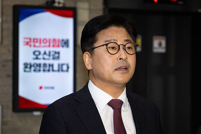 김종혁 전 국민의힘 최고위원이 19일 서울 여의도 중앙당사에서 열린 윤리위원회에 출석한 후 나와 취재진 질문에 답하고 있다. /뉴스1