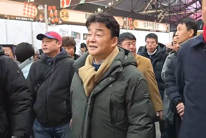 24일 경북 상주시에서 열린 ‘2026 상주곶감축제’에 참석한 백종원 더본코리아 대표의 모습. /유튜브 트로트공작소