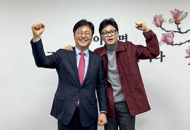 지난 2024년 3월 8일 김종혁 국민의힘 전 최고위원이 한동훈 전 국민의힘 대표와 기념 사진을 남기고 있다. /김종혁 페이스북