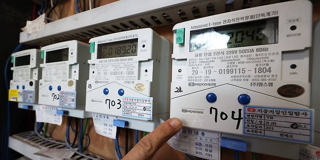 울의 한 오피스텔 건물에서 관계자가 전기 계량기를 살펴보고 있다. /뉴스1