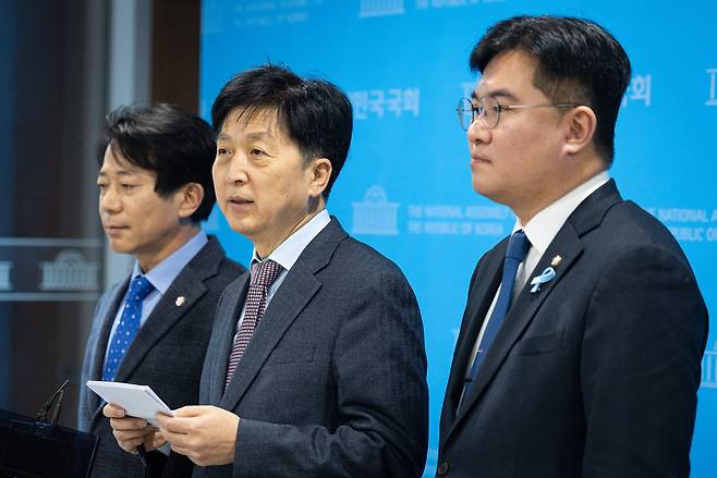 오기형 더불어민주당 코스피5000 특별위원장이 지난 22일 서울 여의도 국회 소통관에서 코스피 5000 돌파 청와대 초청 오찬을 마친 후 브리핑하고 있다. 왼쪽부터 이강일 의원, 오 위원장, 정준호 의원. /뉴스1