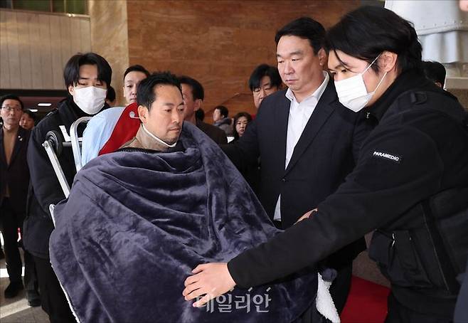 '통일교·공천헌금' 쌍특검법 수용을 촉구하며 단식을 시작한 장동혁 국민의힘 대표가 지난 22일 국회에서 단식 8일 만에 박근혜 전 대통령의 단식 중단 권고를 받아들이며 단식을 중단하고 병원으로 이송되고 있다. ⓒ데일리안 홍금표 기자