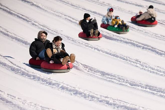 지난 주말 경기 양주시 장흥면 양주눈꽃축제 눈썰매장을 찾은 관광객들이 눈썰매를 타며 겨울의 정취를 만끽하고 있다. ⓒ양주시 제공