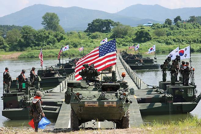 지난해 8월 27일 경기 여주시 일대 훈련장에서 7공병여단과 미2사단 장병들이 한미연합 도하 훈련을 진행하고 있다. 여주=뉴시스