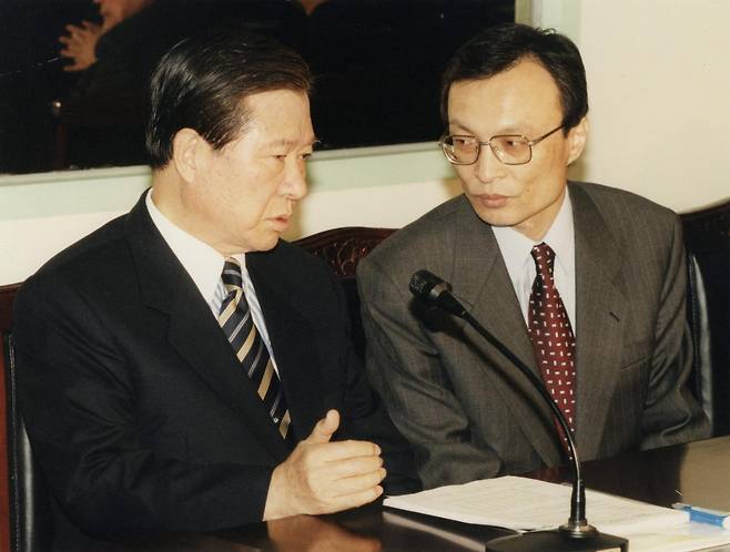 국민회의 당무회의. 이해찬의원과 김대중총재(왼쪽).