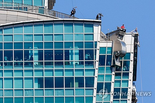 도전 도중 잠시 휴식을 취하는 알렉스 혼놀드. [로이터=연합뉴스]