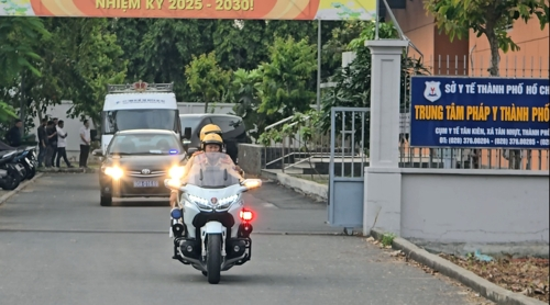 26일(현지시간) 오후 베트남 호찌민시 법의학센터에서 이해찬 민주평화통일자문회의 수석부의장의 시신을 실은 장례차(흰색) 등 차량 행렬이 경찰 오토바이들의 호위 속에서 떤선녓 국제공항으로 향하고 있다.  [연합뉴스]