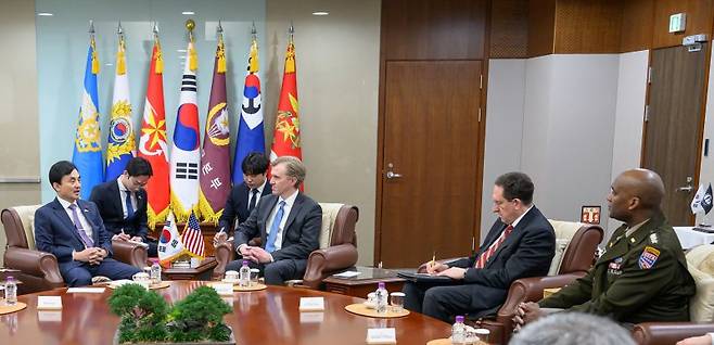안규백 국방부 장관(왼쪽 첫번째)이 26일 국방부에서 엘브리지 콜비 미국 전쟁부(국방부) 정책차관(오른쪽 세번째)을 접견하고 있다. 제이비어 브런슨 주한미군사령관(오른쪽 첫번째)도 양국 국방부 최고위급 만남에 동석했다. 연합뉴스