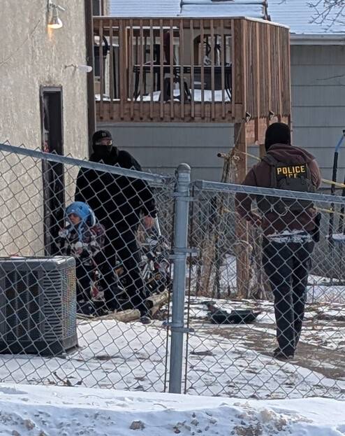 20일 미국 미네소타주 미니애폴리스 근교의 한 집 앞에 이민단속 요원들이 아이를 데리고 서 있다. 학교 관계자들은 이 아이가 5살 난 리암 코네호 라모스라고 밝혔다. 이 사진은 제3자가 찍은 것이지만, 로이터 통신은 영상 이미지의 배경과 원본 파일의 메타데이터 등을 확인해 검증했다고 밝혔다. 로이터 연합뉴스