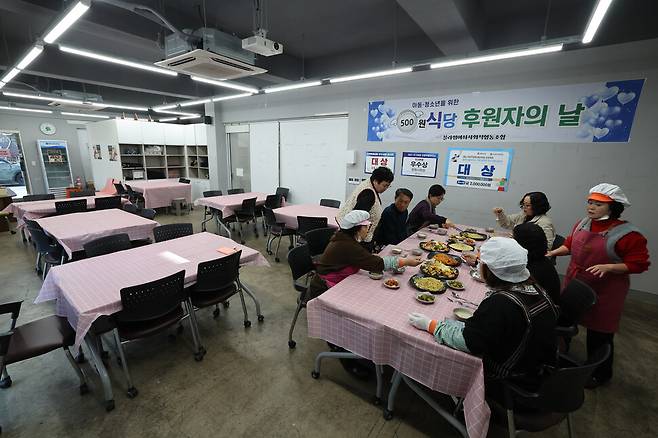 블라썸여좌사회적협동조합 조합원들과 봉사자들이 지난 12일 영업을 마치고 남은 음식으로 점심식사를 하고 있다. 김혜윤 기자 unique@hani.co.kr