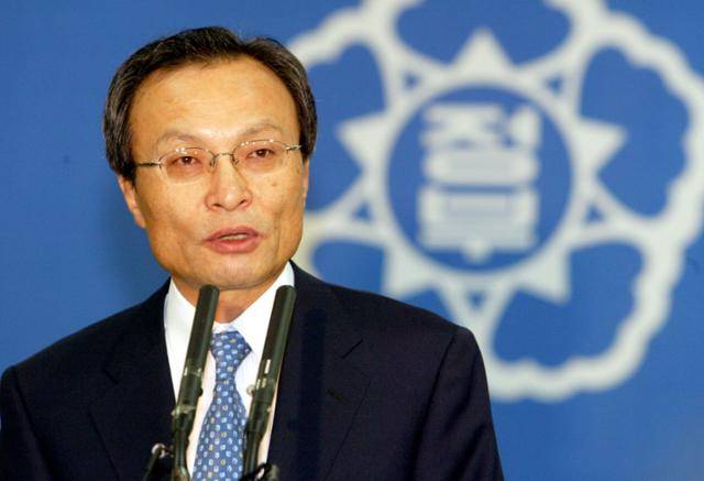 이해찬 민주평화통일자문회의 수석부의장이 25일 베트남에서 치료 중 별세했다고 민주평통이 밝혔다. 향년 73세. 사진은 2004년 6월 30일 당시 국무총리를 지낸 이해찬 민주평통 수석부의장이 청사에서 열린 취임식에서 취임사를 하는 모습. 연합뉴스