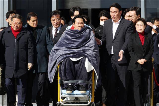 박근혜 전 대통령의 단식 중단 권고를 받아들인 장동혁(가운데) 국민의힘 대표가 22일 국회 로텐더홀을 떠나 병원으로 이동하고 있다. 최주연 기자