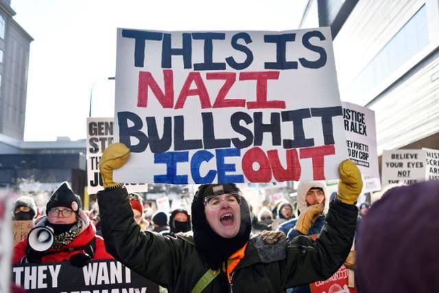 25일 미국 미네소타주 미니애폴리스에서 열린 강경 이민 단속 반대 시위의 참가자들이 이민세관단속국(ICE)을 상대로 도시에서 철수할 것을 촉구하고 있다. 미니애폴리스=AFP 연합뉴스