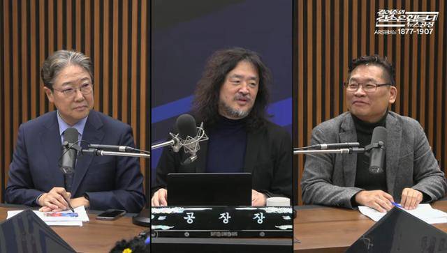 방송인 김어준(가운데 사진)씨가 26일 유튜브 방송 '김어준의 겸손은 힘들다 뉴스공장'에서 김민석 국무총리를 차기 서울시장 후보군 여론조사에 포함시킨 이유에 대해 설명하고 있다. 유튜브 영상 캡처