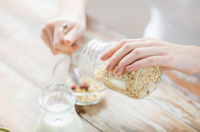 영국의 한 전문가가 다이어트 중 즐겨 먹는 음식이지만, 자칫하다간 살이 찔 수 있는 음식 세 가지를 소개했다./사진=클립아트코리아