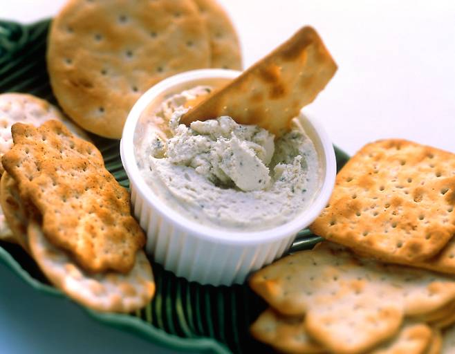 섬유질이 풍부한 통 곡물 크래커에 고단백원 치즈를 곁들여 먹으면 포만감이 오래 유지된다./사진=클립아트코리아