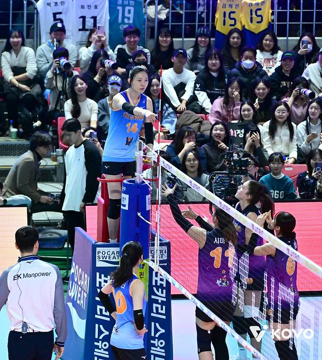 양효진이 심판을 대신해 판정을 하고 있다. 그는 2025~26 V리그 올스타전 여자부 최우수선수가 됐다.&nbsp;