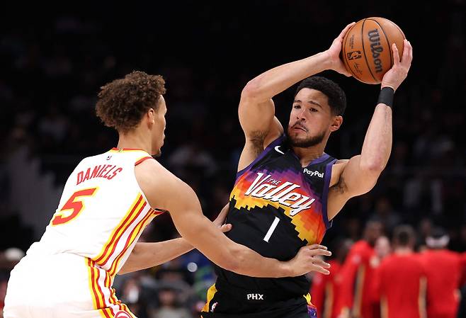 <yonhap photo-2630=""> ATLANTA, GEORGIA - JANUARY 23: Devin Booker #1 of the Phoenix Suns is defended by Dyson Daniels #5 of the Atlanta Hawks during the first quarter at State Farm Arena on January 23, 2026 in Atlanta, Georgia. NOTE TO USER: User expressly acknowledges and agrees that, by downloading and or using this photograph, User is consenting to the terms and conditions of the Getty Images License Agreement. Kevin C. Cox/Getty Images/AFP (Photo by Kevin C. Cox / GETTY IMAGES NORTH AMERICA / Getty Images via AFP)/2026-01-24 10:35:22/ <저작권자 ⓒ 1980~2026 ㈜연합뉴스. 무단 전재 재배포 금지, AI 학습 및 활용 금지></yonhap>