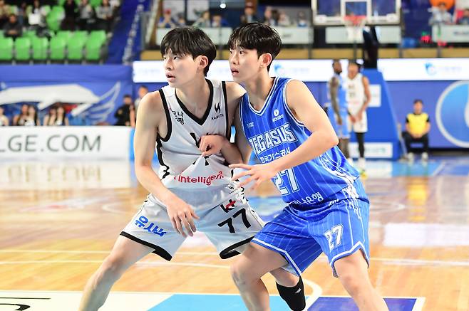 KT 강성욱(왼쪽)과 한국가스공사 양우혁이 26일 대구체육관에서 열린 2025~26 LG전자 프로농구 정규리그 경기 중 경합하고 있다. 사진=KBL