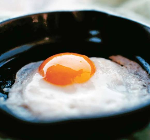 달걀 노른자가 오히려 혈관 건강에 효과적일 수 있다. 사진은 달걀후라이. [사진=Leite's Culinaria]