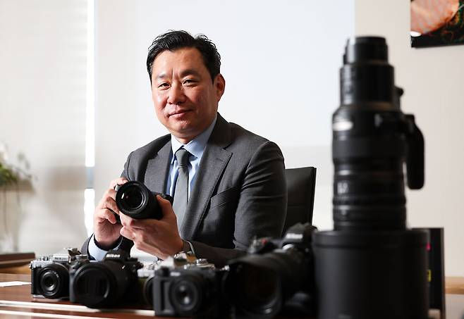 정해환 니콘이미징코리아 대표가 지난 20일 서울 본사에서 인터뷰하고 있다. 우상조 기자
