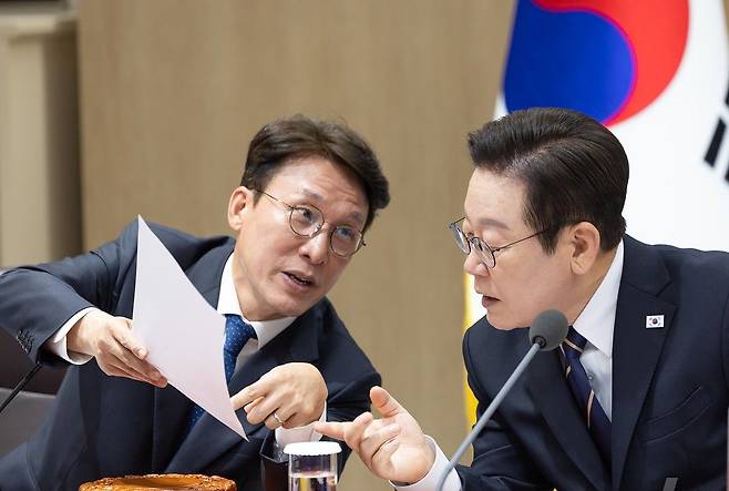 이재명 대통령과 김민석 총리가 지난해 9월 서울 용산에서 열린 국무회의 중에 대화하고 있다. 김 총리는 공개 장소에서 이 대통령을 칭송하는 발언을 자주해 눈길을 끌었다.[대통령실 뉴스1]