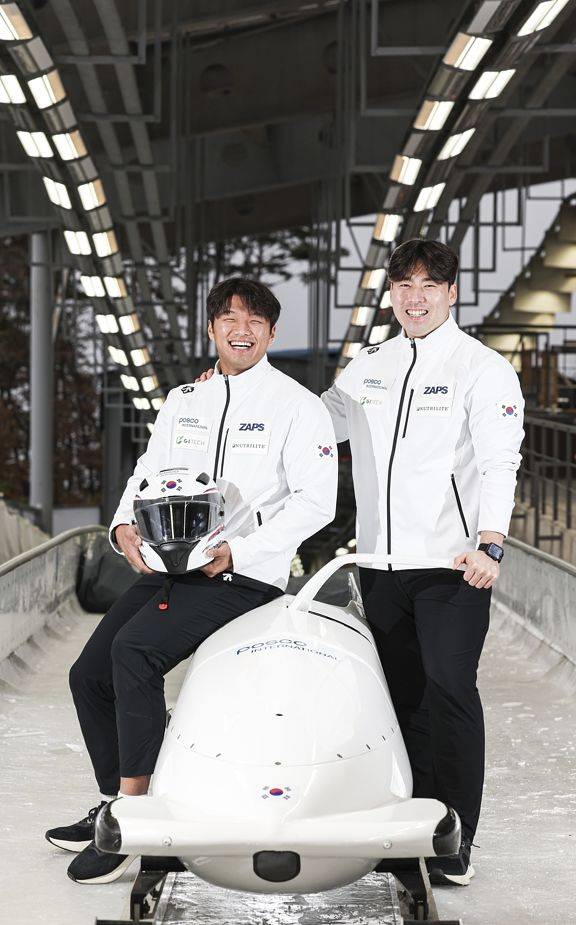 얼음 트랙을 썰매로 질주하는 봅슬레이 국가대표 김진수(오른쪽)·김형근 선수.