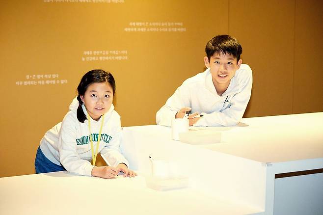 장이안(왼쪽)·이서준 학생기자가 편지로 마음을 주고받던 조선시대 사람들처럼 한글편지를 적었다.