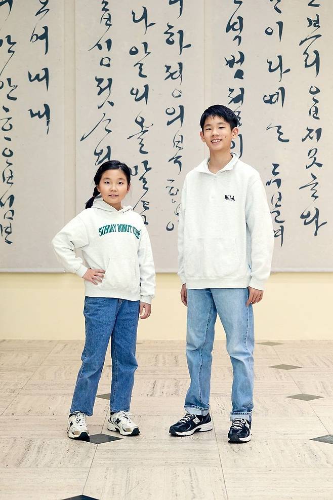 장이안(왼쪽)·이서준 학생기자가 전시 '한글편지, 문안 아뢰옵고'를 찾아 조선시대 한글편지에 대해 살폈다.