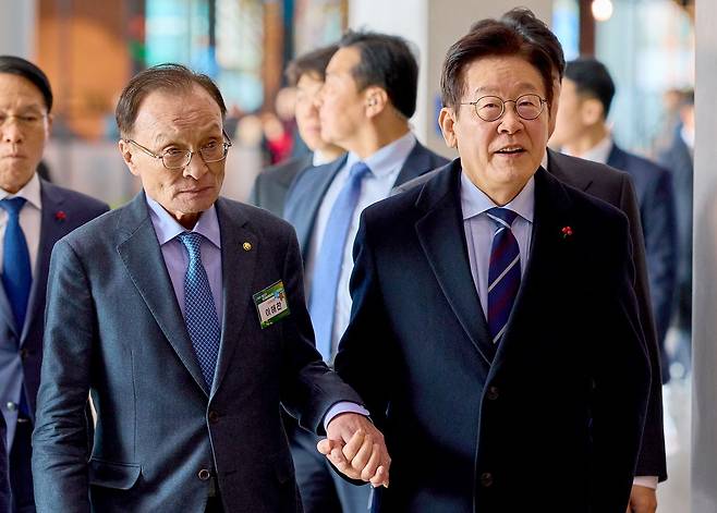 지난해 12월 2일 제22기 민주평화통일자문회의 출범식이 열린 경기 고양시 킨텍스에서 이재명 대통령이 이해찬 수석부위원장의 손을 잡고 행사장으로 이동하고 있다. 사진 대통령실