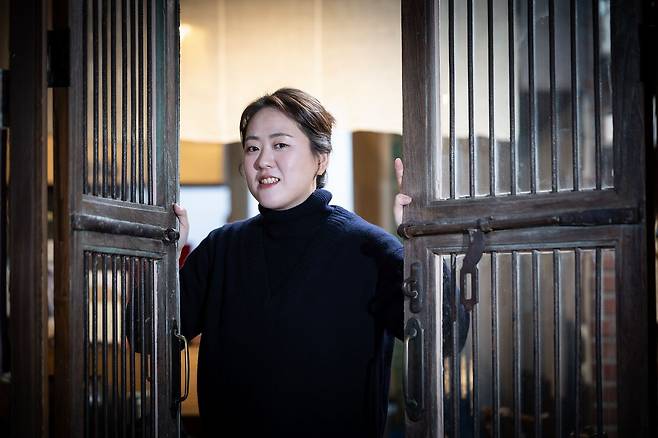 윤주모는 "밤 생떡국, 황태해장국 만들 때 모두 마늘을 안 넣었다"며 "‘왜 이 음식에 그 재료가 꼭 들어가야 하지?’라고 되물으며 발상의 대범함을 가지려 한다. 그게 내 특별함인 것 같다"고 했다. 권혁재 사진전문기자