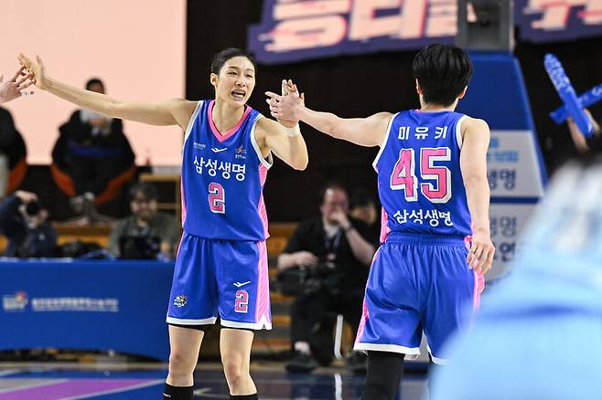 ‘이해란 20점’ 삼성생명, 홈에서 신한은행에 진땀승...3연승 질주하며 4위 추격