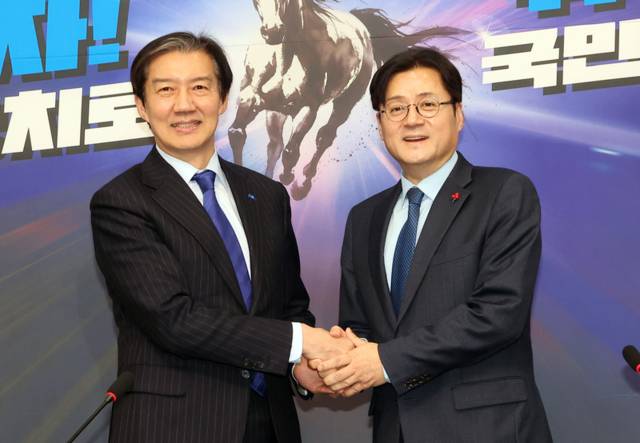 ▲ 조국혁신당 조국 대표가 26일 국회에서 홍익표 청와대 정무수석을 만나 반갑게 악수하고 있다. 연합뉴스