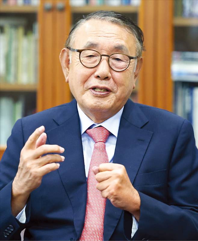 최창근 고려아연 명예회장이 서울 청진동 그랑서울 집무실에서 한국경제신문과 인터뷰하고 있다.  이솔 기자