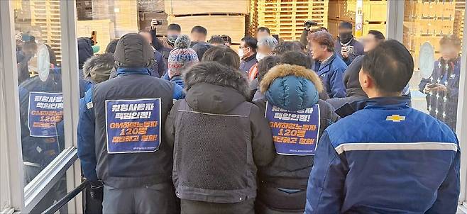 < “사장 나와라” > 지난 23일 한국GM 세종물류센터 입구에서 하청업체이던 우진물류 소속 노조원과 민주노총 조합원 수십 명이 노동자 해고 철회를 요구하며 시위하고 있다. 이들은 “원청인 한국GM이 하청업체의 비정규직 근로자 해고 사태를 수습해야 한다”고 말했다.  신정은 기자