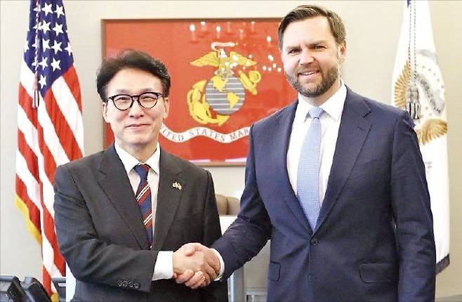 < 밴스 부통령 손잡은 金총리 > 김민석 국무총리(왼쪽)가 지난 23일 미국 워싱턴DC에서 JD 밴스 미국 부통령과 만나 악수하고 있다. 국무총리가 워싱턴DC를 단독 방문한 것은 1985년 노신영 총리 이후 41년 만이다.  국무총리실 제공