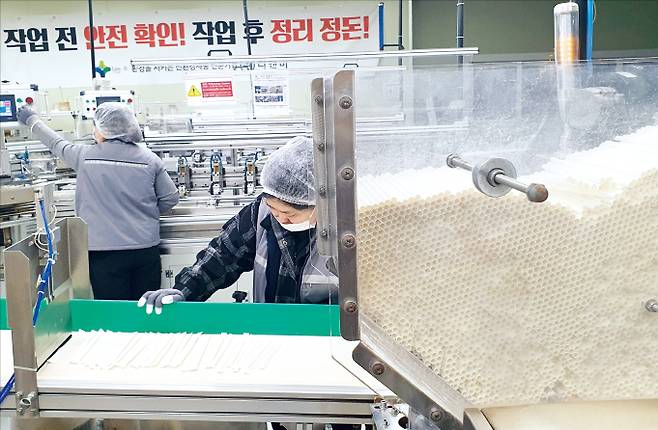 경기 화성에 있는 리앤비 공장에서 작업자들이 친환경 종이 빨대를 생산하고 있다.  리앤비 제공