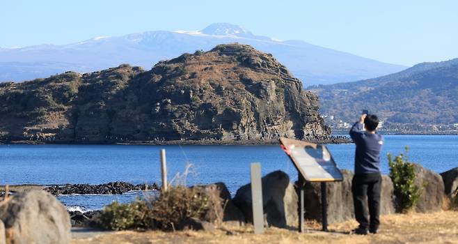 제주 서귀포시 안덕면 사계리의 용머리해안과 한라산
