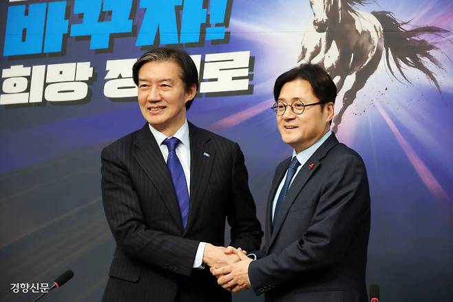 조 대표 예방한 홍익표 정무수석 조국 조국혁신당 대표(왼쪽)와 홍익표 청와대 정무수석이 26일 국회 당대표실에서 만나 악수를 하고 있다. 박민규 선임기자