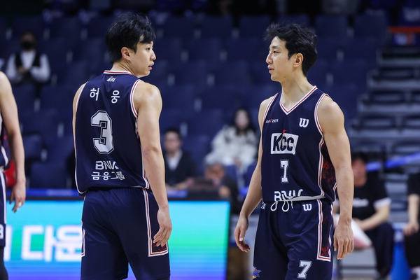 지난 25일 부산 사직실내체육관에서 열린 2025-2026 LG전자 프로농구 정규리그 부산 KCC와 서울 SK의 경기에 출전한 허웅(왼쪽)과 허훈. KBL 제공