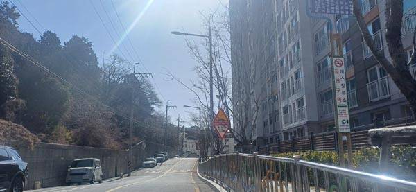 중구 1번 마을버스가 집단 민원에 특정 시간에 운행하는 해당 도로의 모습. 백창훈 기자