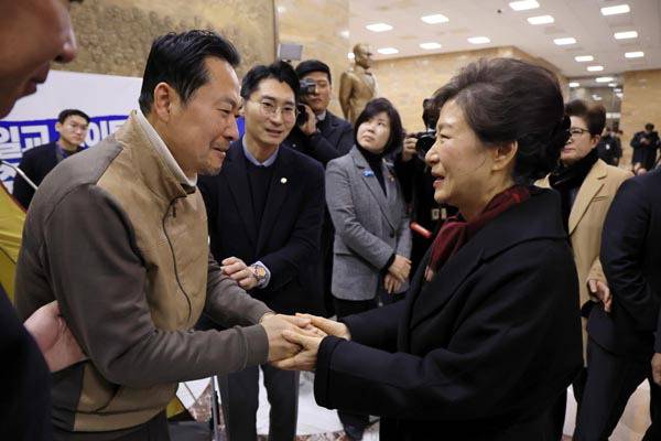 박근혜 전 대통령이 지난 22일 국회 로텐더홀에서 쌍특검(통일교·민주당 공천 뇌물 특검)을 요구하며 8일째 단식을 이어가는 국민의힘 장동혁 대표의 단식 현장을 방문해 대화를 나누고 있다. 김정록 기자